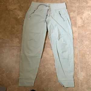 EUC sz 8 athleta Trekkie jogger. Tan